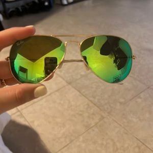 Green rayban aviator glasses. Minor scratches